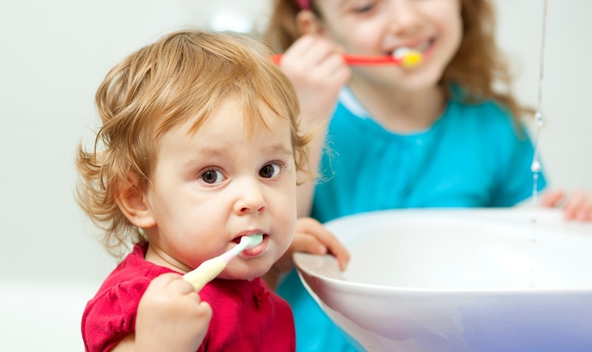 Kid's brushing teeth
